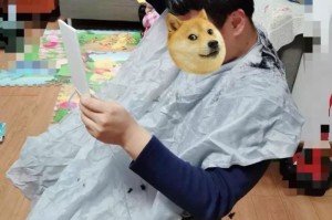 疫情在家理发搞笑视频短片（疫情剪头发的说说）