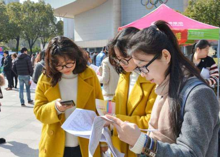 清华大学校园内出现疫情闹剧，学生拍摄视频引发关注