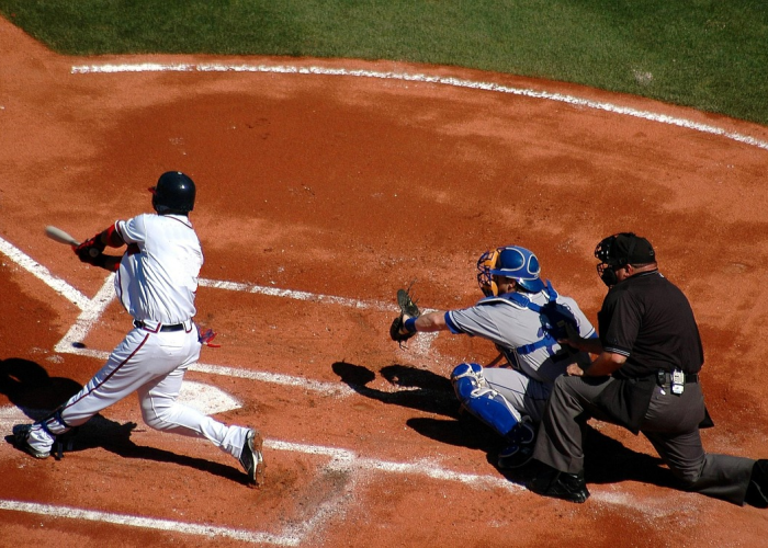 疫情风暴中的红魔，曼联的至暗时刻与艰难重启