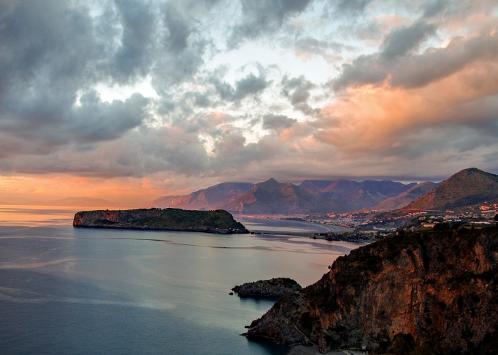 万宁市离三亚市多远（海南万宁市离三亚有多远）