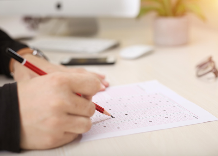 病字旁加且是什么字/病字旁加且念啥