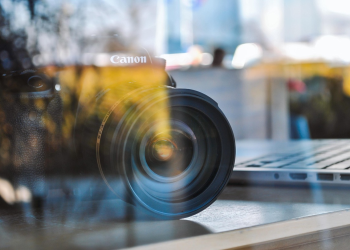 镜头下的10万+当数字成为面孔,我们如何凝视这场危机? 镜头下的10万+当数字成为面孔,我们如何凝视这场危机?