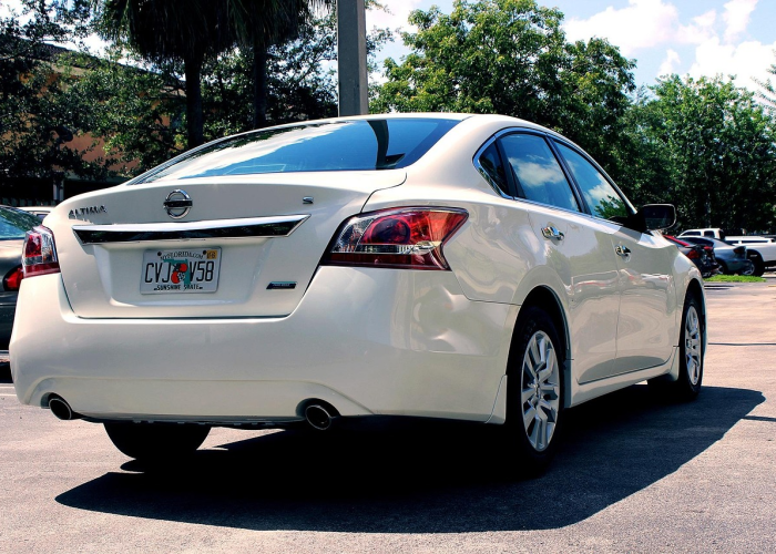 奔驰E300L落地价是多少？2024年购车费用全解析