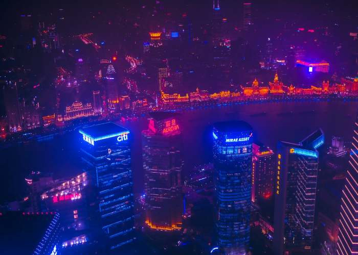 霓虹暂歇，一纸通知背后，上海KTV的沉默与韧性