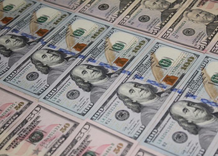 千足金多少钱一克2025年？穿越周期迷雾，看清黄金的真正价值