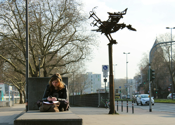 当暮色轻笼相亲角，上海人民公园的关门时间与城市呼吸
