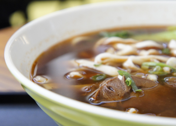 一碗牛肉面，一座城的温度，奉化疫情下的暂停与重启