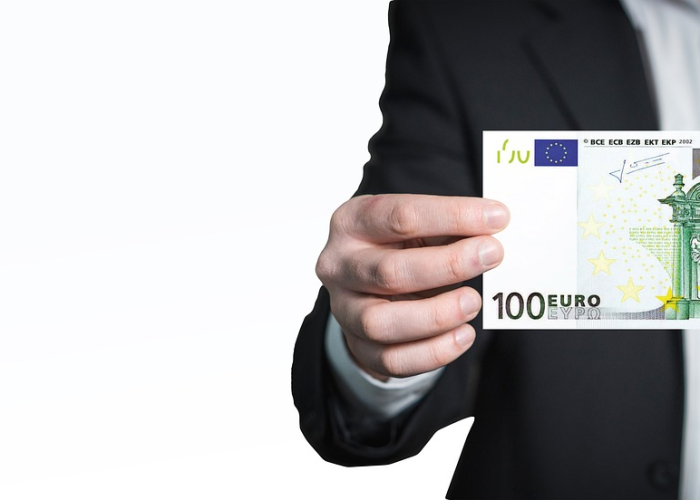 男子疫情期间冒充军人招摇撞骗/一男子冒充军人