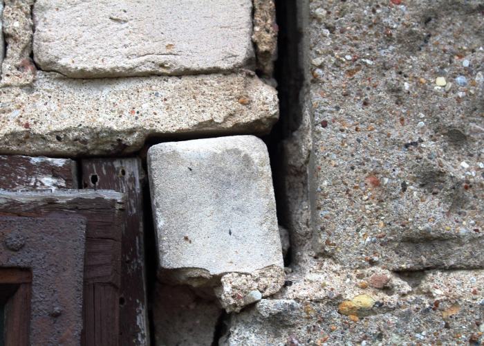 西安医院检验师感染新冠，防护墙后的裂缝与警示