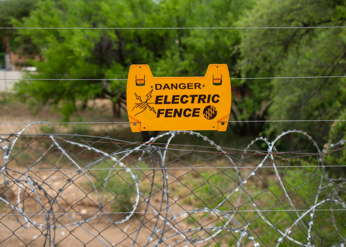 【疫情期间翻越小区围栏,疫情期间翻越栅栏违法吗】