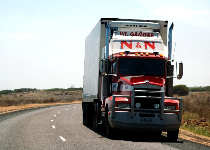 全球物流急刹车，当海外快递停运，世界贸易的毛细血管正在淤塞