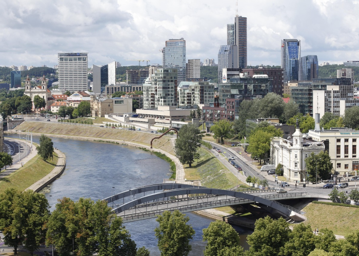 北京房价会降吗？十年后我们将住进怎样的城市？