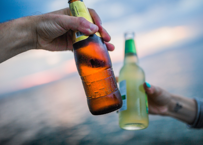 核酸亭前的半支烟，当集体仪式遇上私人习惯