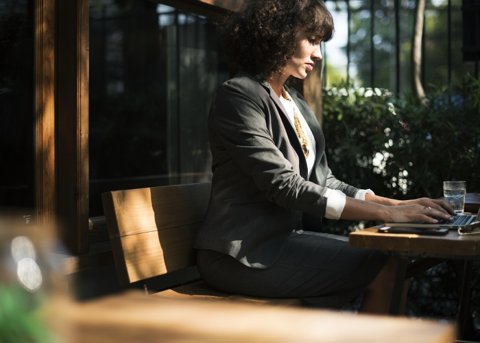 派对女郎,霓虹灯下的清醒与迷途 派对女郎,霓虹灯下的清醒与迷途