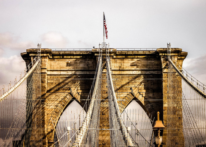 大连关停，一座港口城市的转型阵痛与未来想象